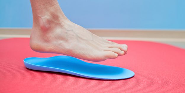 Combinación cirugía correctora ortopodológica