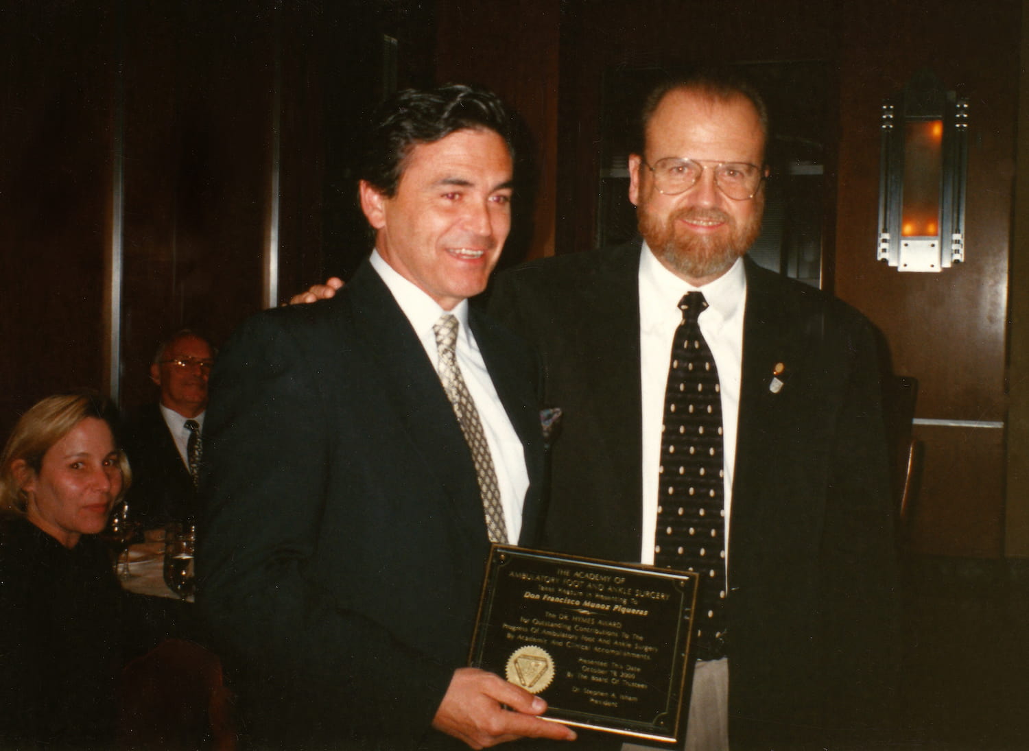 El Dr. Francisco Muñoz Piqueras recibiendo el Premio Dr. Hymes de Cirugía mis de manos del Dr. Stephen Isham.