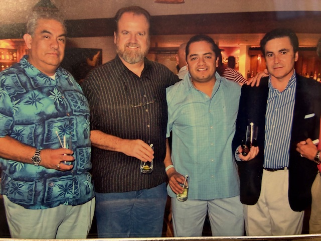 El Dr. Stephen Isham junto a colegas durante uno de sus encuentros formativos sobre cirugia mis